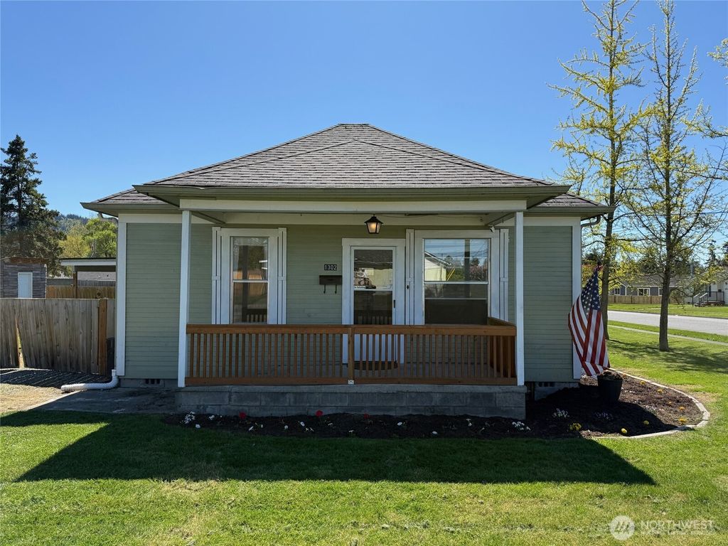 Photo of 1302 E Broad Street St, Mount Vernon, WA 98274 (MLS # 2513500)