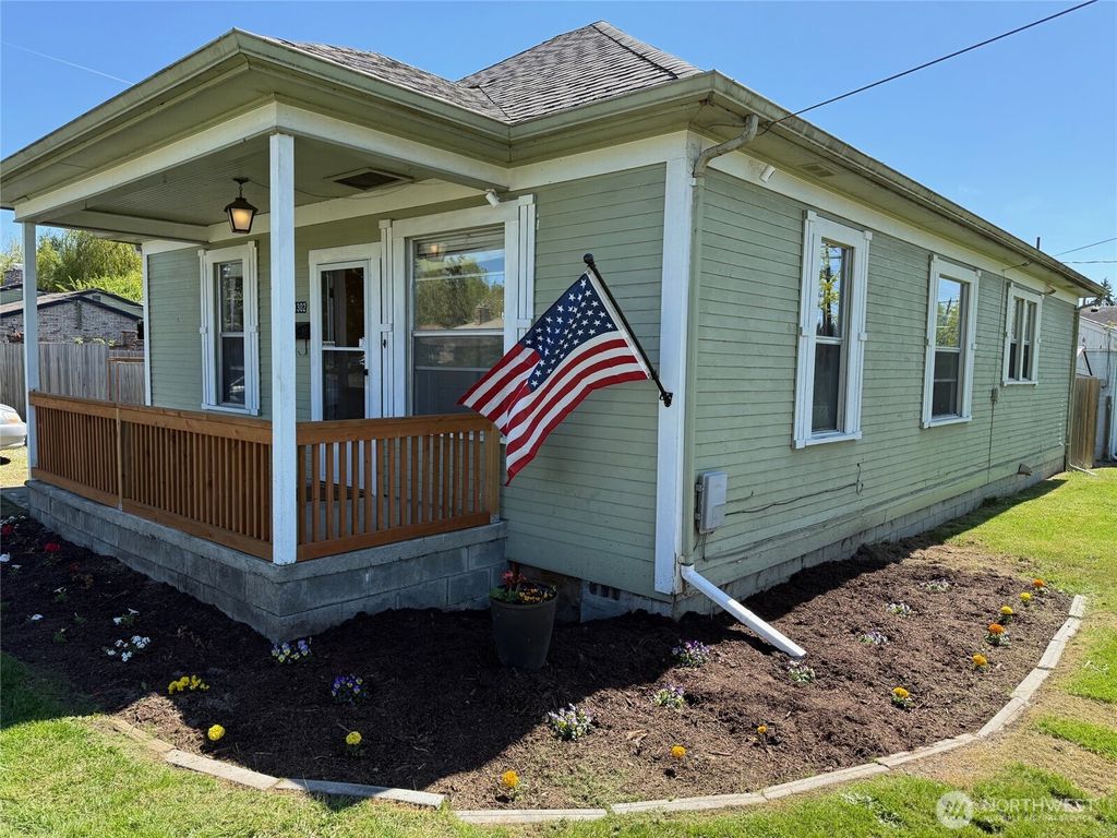 Photo of 1302 E Broad Street St, Mount Vernon, WA 98274 (MLS # 2513500)