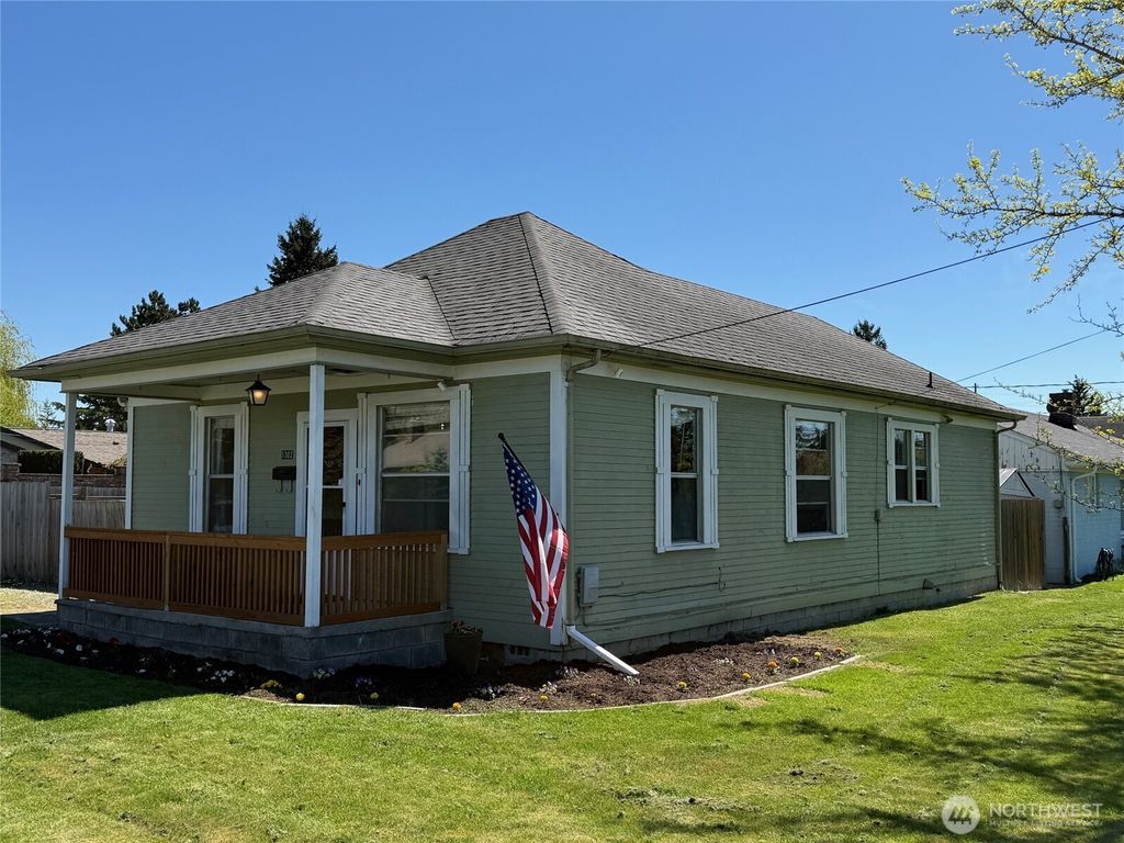 Photo of 1302 E Broad Street St, Mount Vernon, WA 98274 (MLS # 2513500)