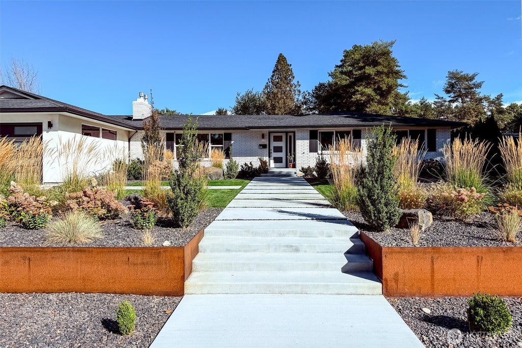 Photo of 66 Park Street, Richland, WA 99354 (MLS # 2593345)