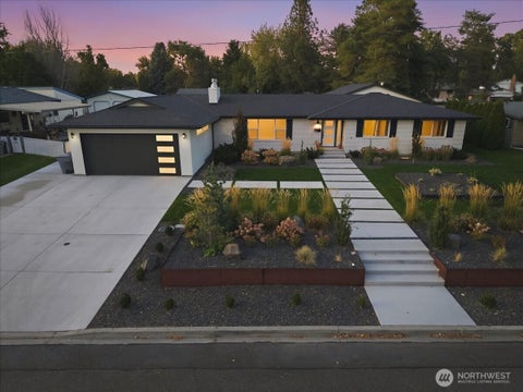 Photo of 66 Park Street, Richland, WA 99354 (MLS # 2593345)