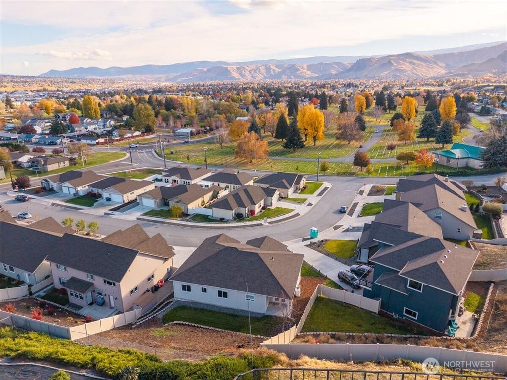 Photo of 2007 Westhaven, Wenatchee, WA 98801 (MLS # 2479231)