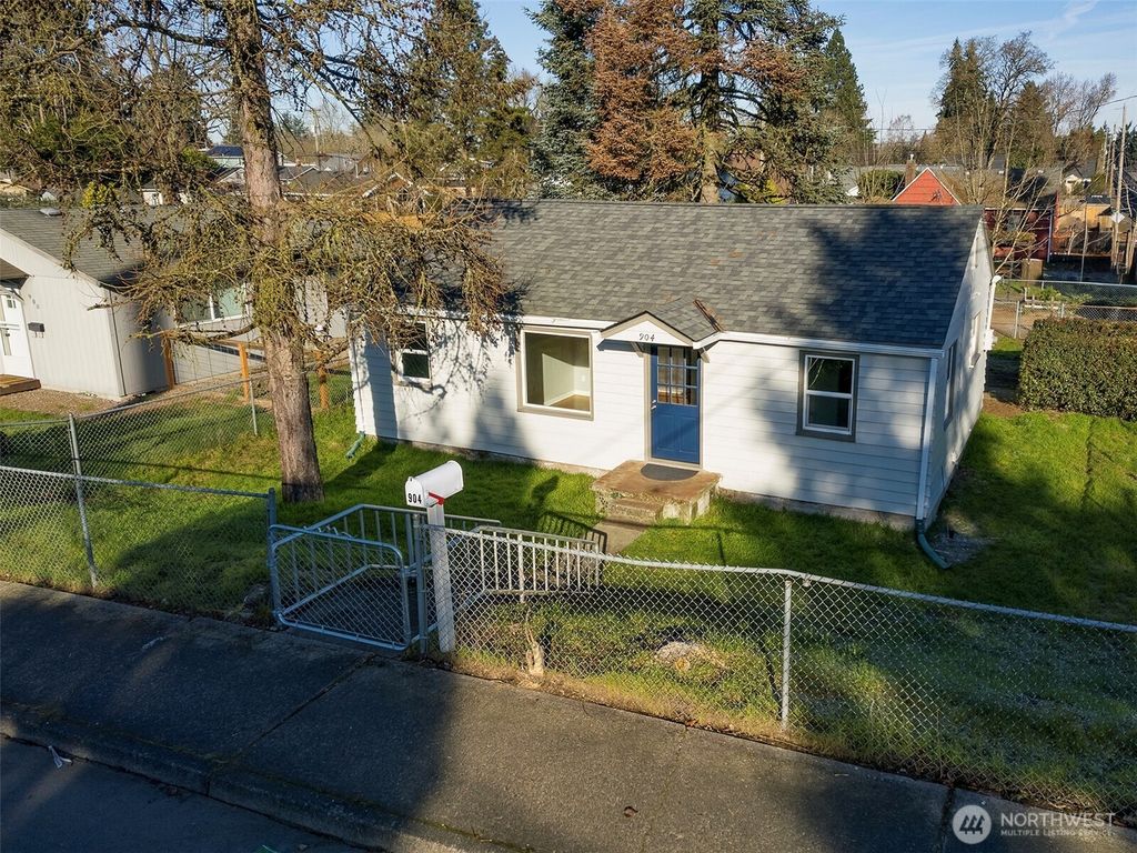 Photo of 904 E 33rd Street, Vancouver, WA 98663 (MLS # 2471683)