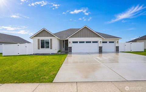 Photo of 1154 7th Avenue NE, Ephrata, WA 98823 (MLS # 2523875)