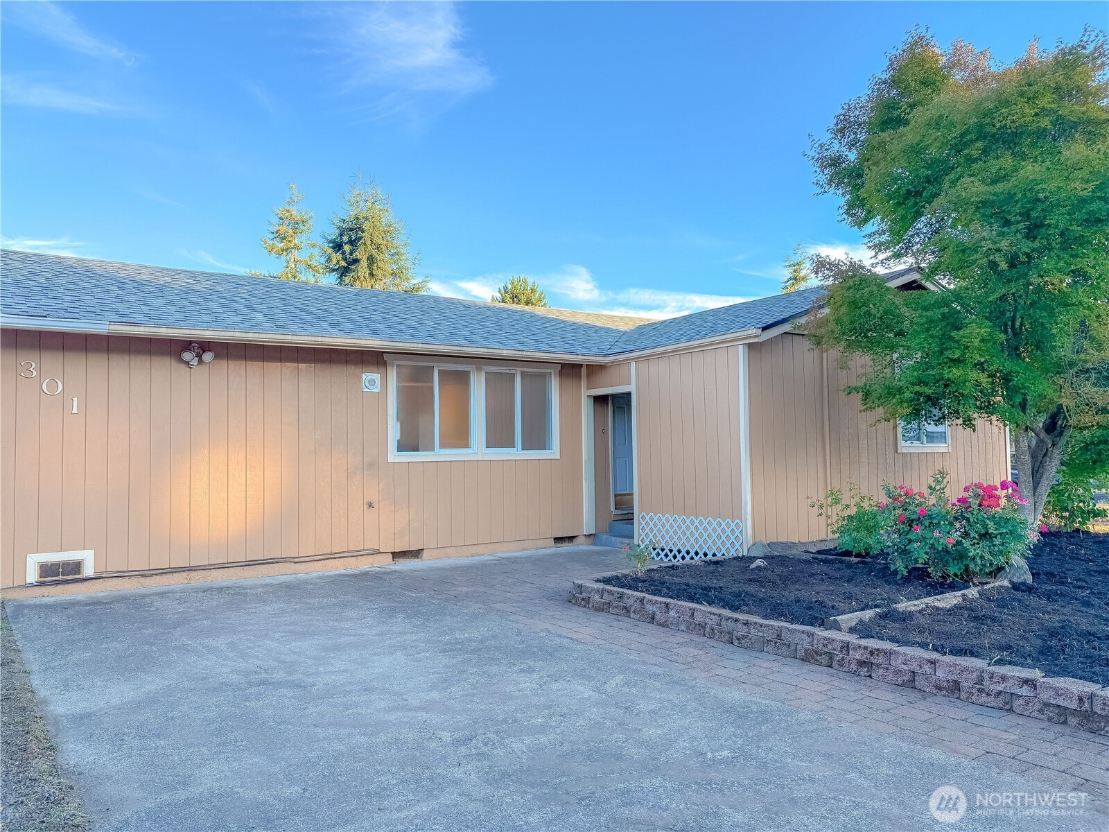 301 Seattle Street E
