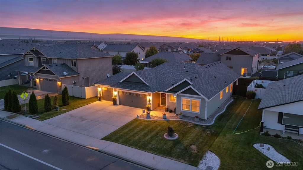 Photo of 906 3rd Avenue NE, Quincy, WA 98848 (MLS # 2563990)