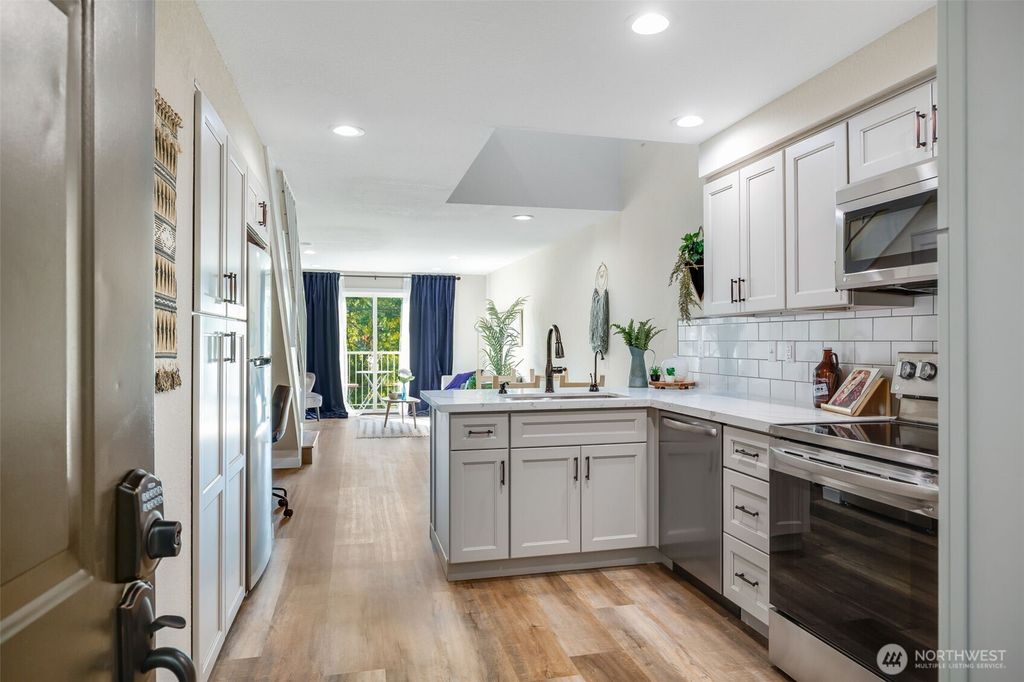 Photo of 903 N 130th Street #302, Seattle, WA 98133 (MLS # 2359863)