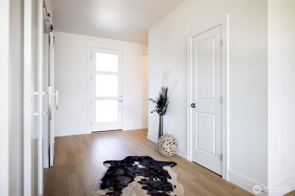 listing image 9363513937921863746