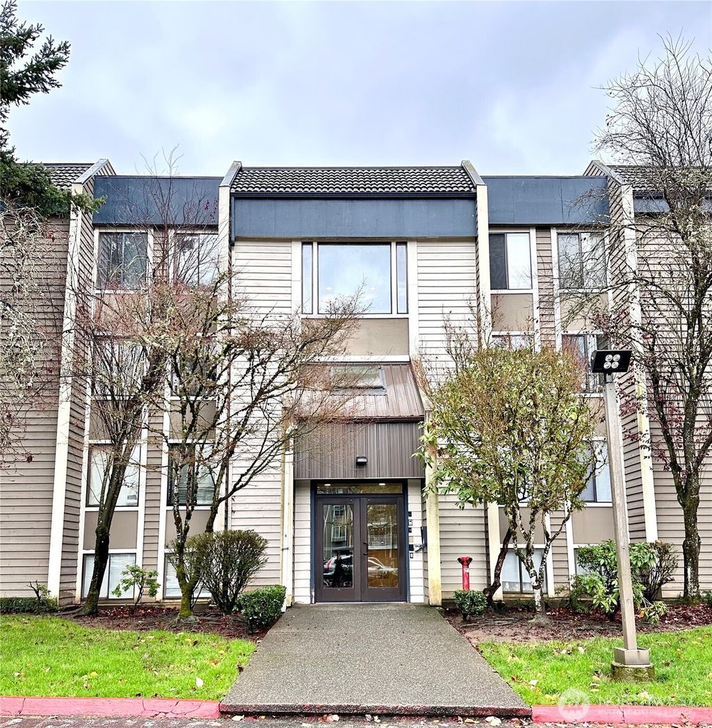 Photo of 611 SW 5th Court #A401, Renton, WA 98057 (MLS # 2460176)