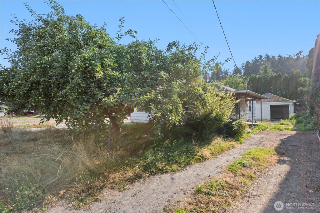 Photo of 1420 S 6th Street, Mount Vernon, WA 98273 (MLS # 2564358)