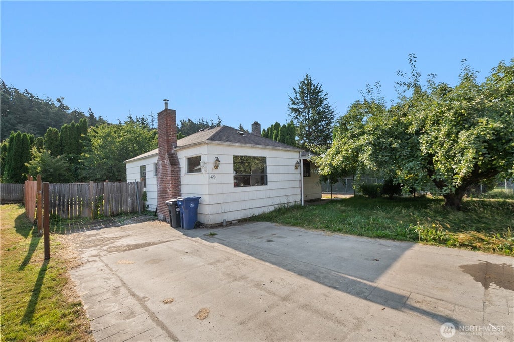 Photo of 1420 S 6th Street, Mount Vernon, WA 98273 (MLS # 2564358)