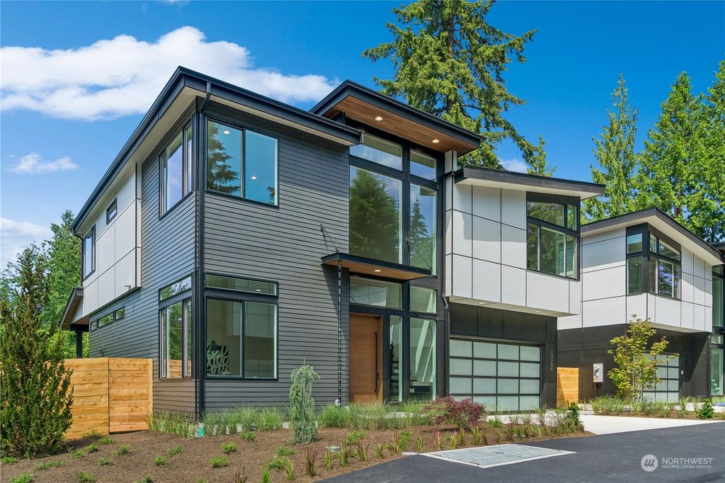 Photo of 13204 NE 70th Street, Redmond, WA 98052 (MLS # 2290340)