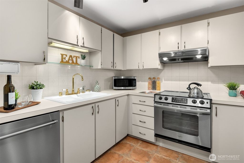 Photo of 720 141st Lane SE #717, Bellevue, WA 98007 (MLS # 2354471)