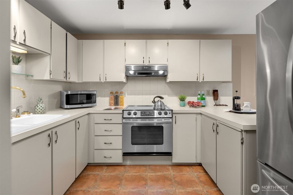 Photo of 720 141st Lane SE #717, Bellevue, WA 98007 (MLS # 2354471)