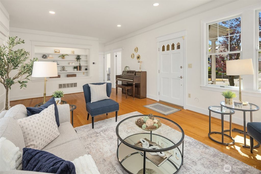 Photo of 6633 Woodlawn Avenue N, Seattle, WA 98103 (MLS # 2417867)