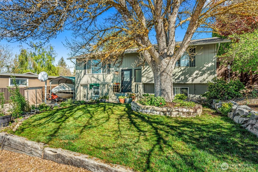 Photo of 520 Lacey Place NE, East Wenatchee, WA 98802 (MLS # 2506721)