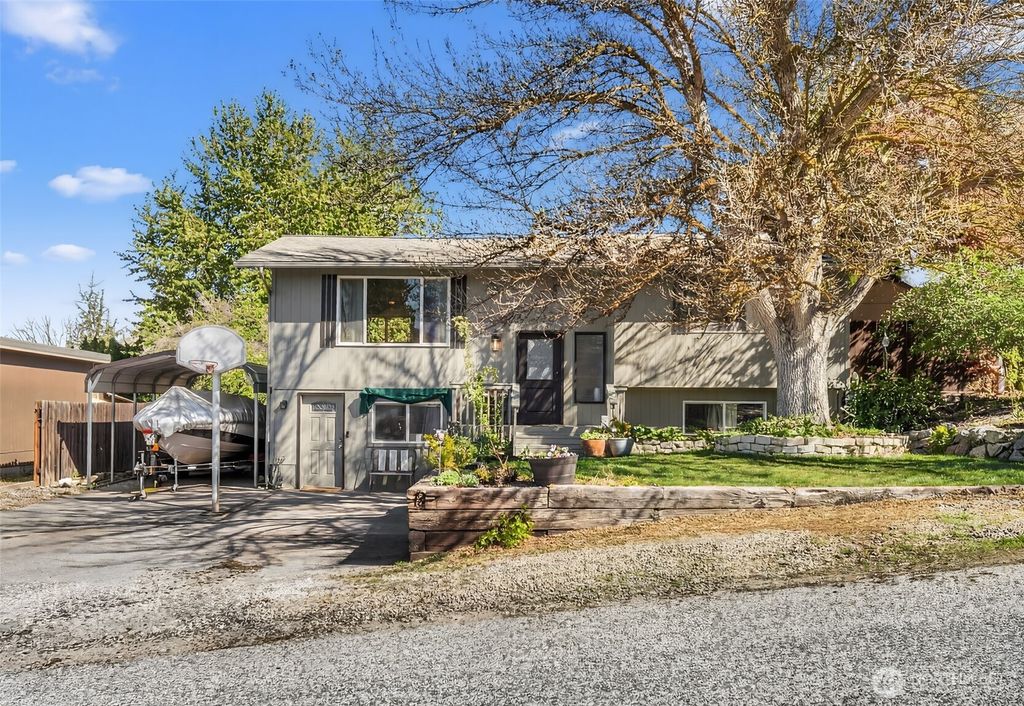 Photo of 520 Lacey Place NE, East Wenatchee, WA 98802 (MLS # 2506721)