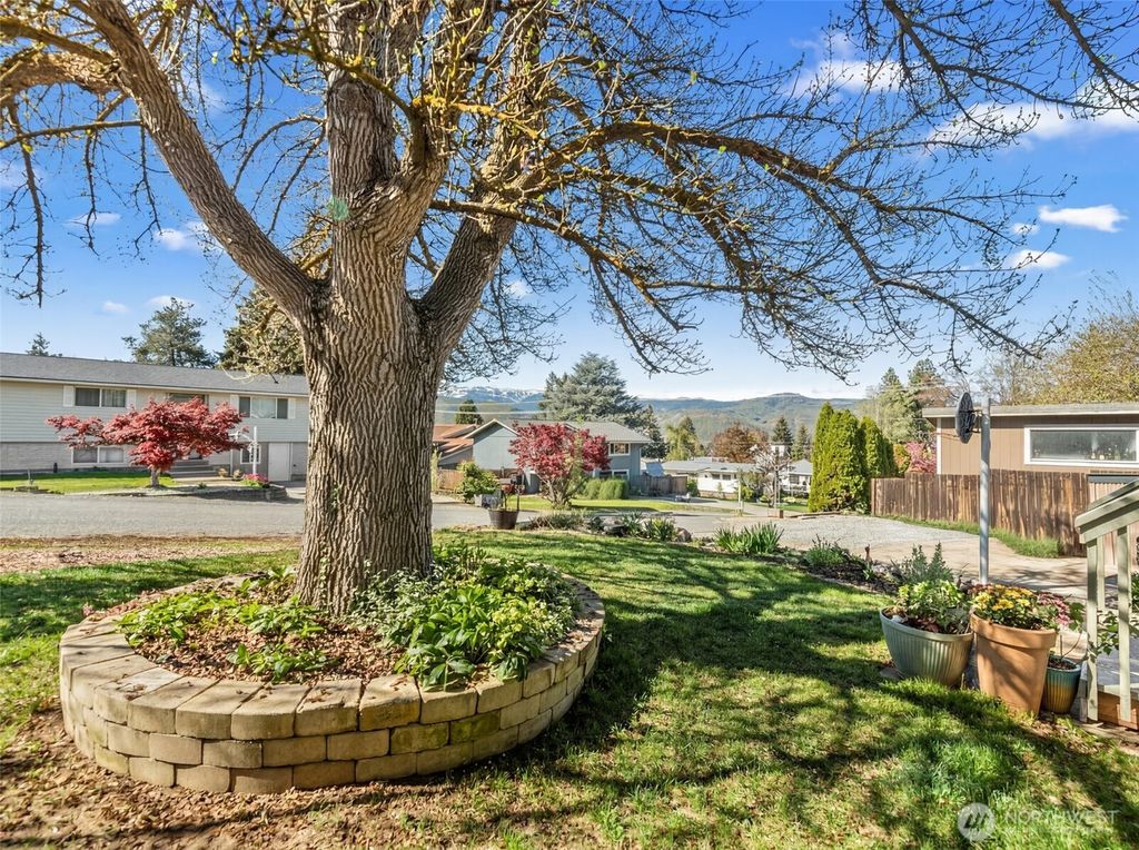 Photo of 520 Lacey Place NE, East Wenatchee, WA 98802 (MLS # 2506721)