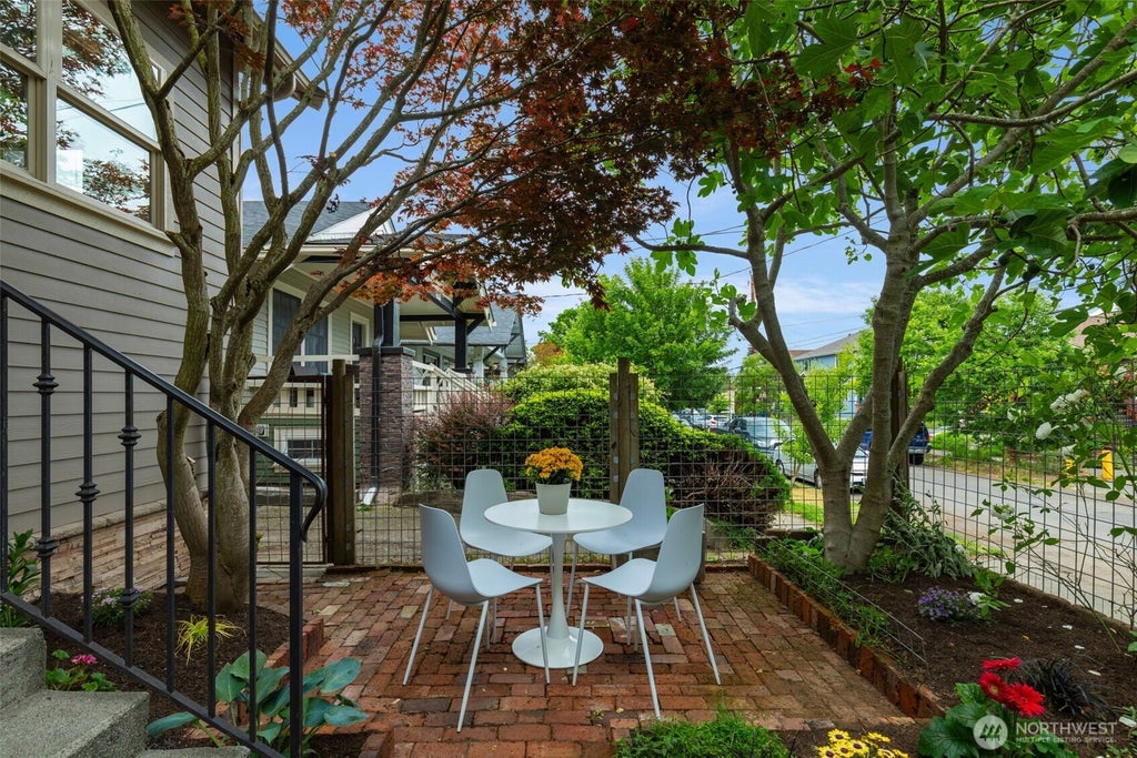 Photo of 525 27th Avenue, Seattle, WA 98122 (MLS # 2533372)