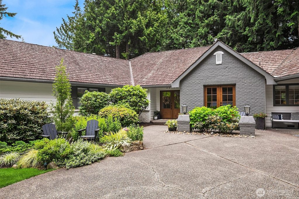 Photo of 22105 NE 28th Place, Sammamish, WA 98074 (MLS # 2394483)