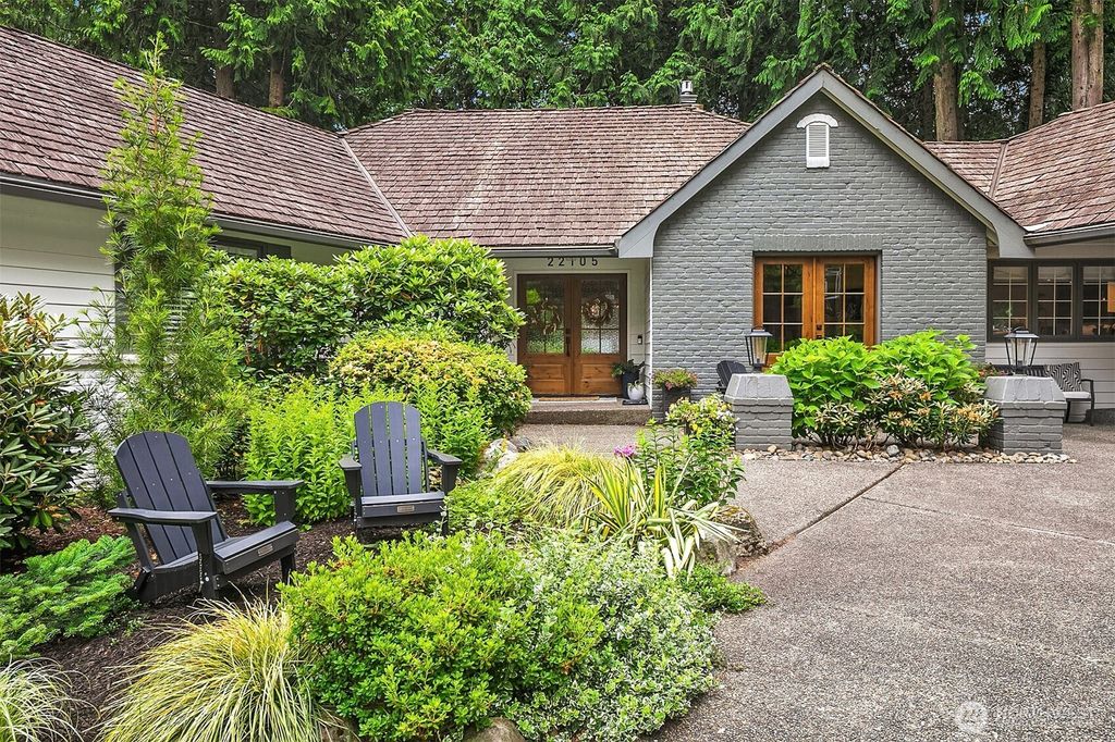 Photo of 22105 NE 28th Place, Sammamish, WA 98074 (MLS # 2394483)