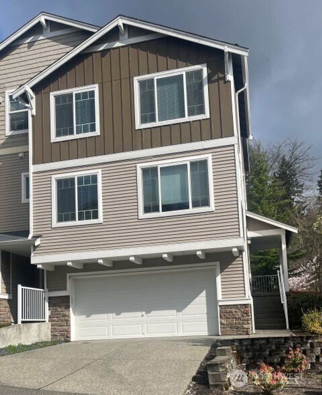 Photo of 15720 Manor Way #H4, Lynnwood, WA 98087 (MLS # 2465391)