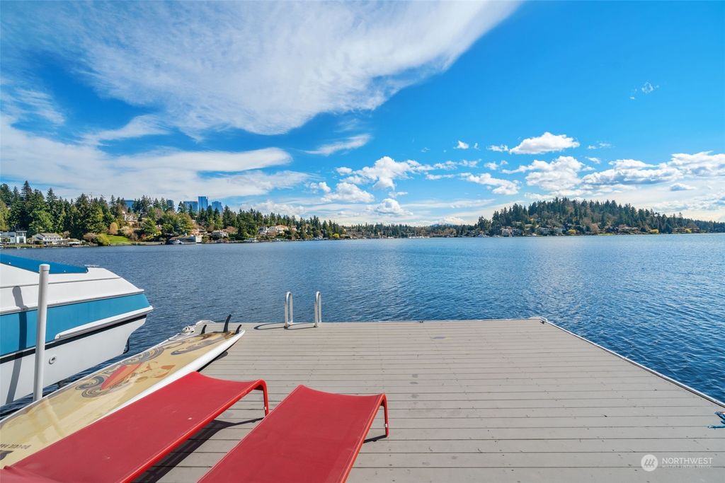 Photo of 450 Overlake Drive E, Medina, WA 98039 (MLS # 2326837)