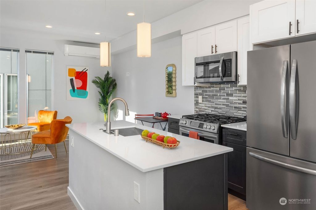 Photo of 9462 20th Avenue SW, Seattle, WA 98106 (MLS # 2313603)