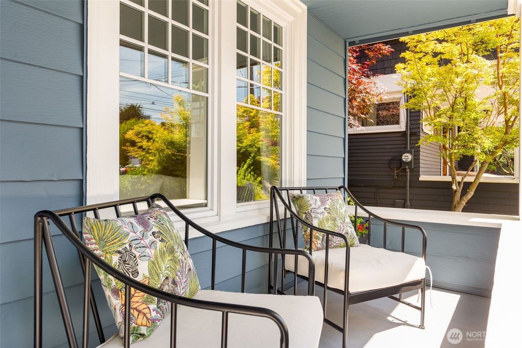 Photo of 106 W McGraw Street, Seattle, WA 98119 (MLS # 2386837)