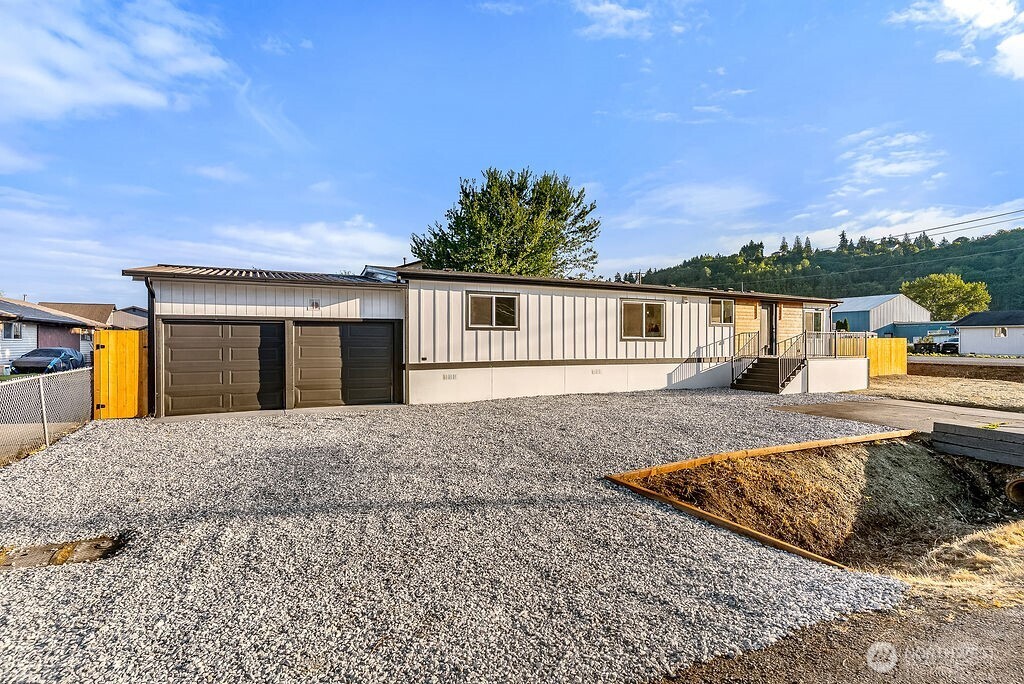200 10th Avenue N