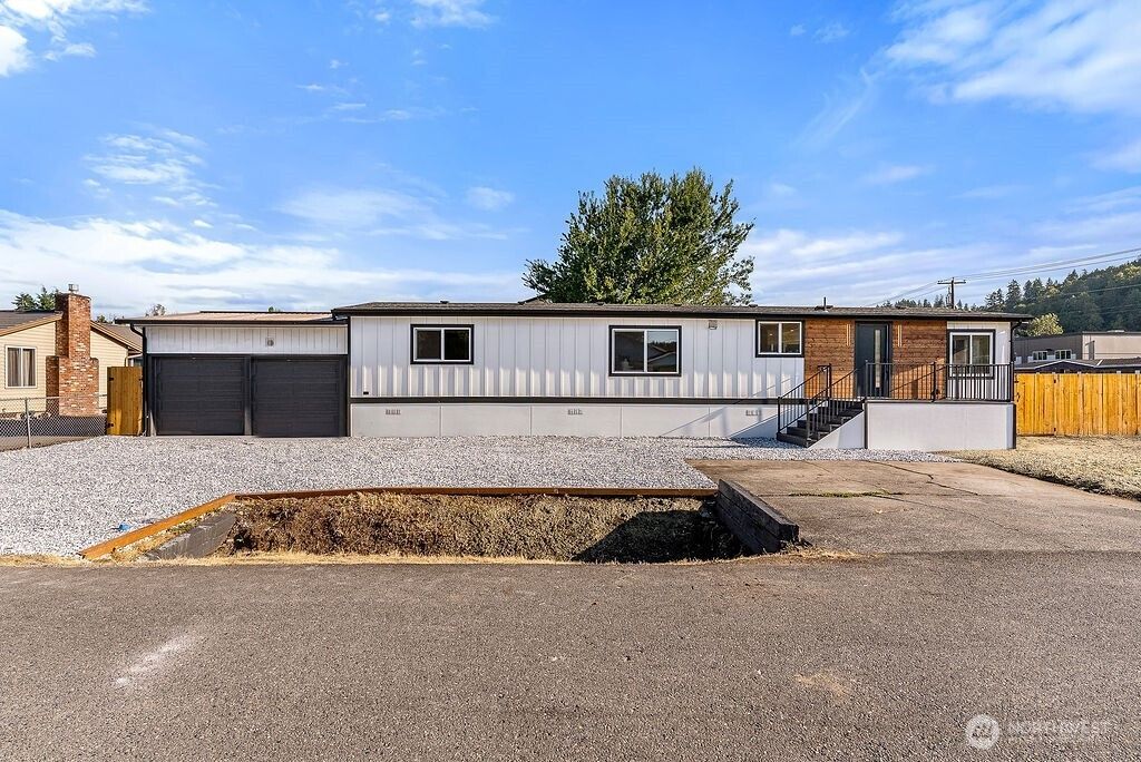 Photo of 200 10th Avenue N, Algona, WA 98001 (MLS # 2412045)
