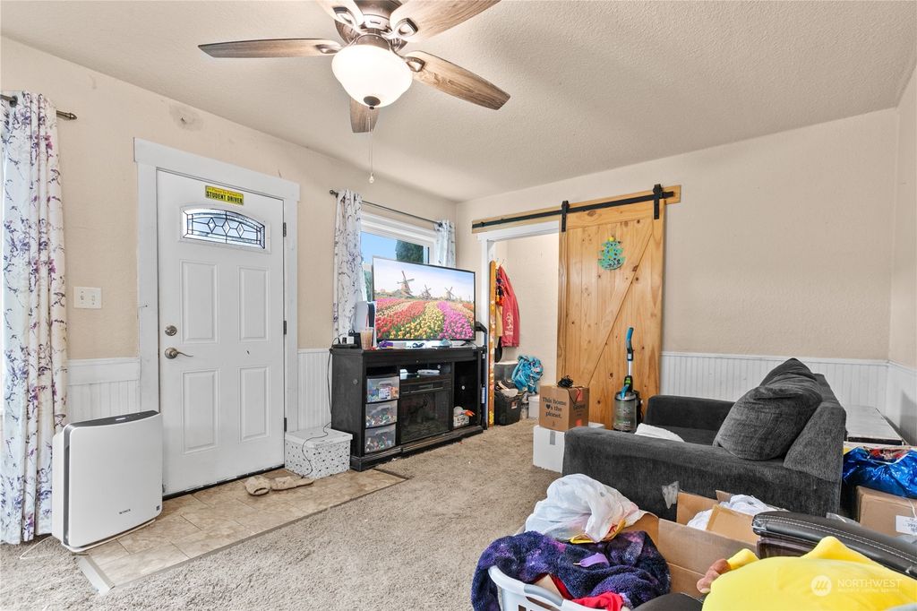 Photo of 2011 Oakes Avenue, Everett, WA 98201 (MLS # 2289685)