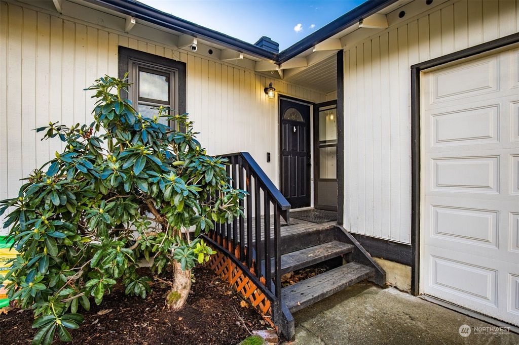 Photo of 2041 ABERDEEN Avenue SE, Renton, WA 98055 (MLS # 2313013)