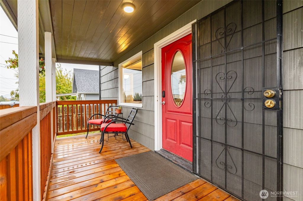 Photo of 718 N 1st Street, Mount Vernon, WA 98273 (MLS # 2449095)