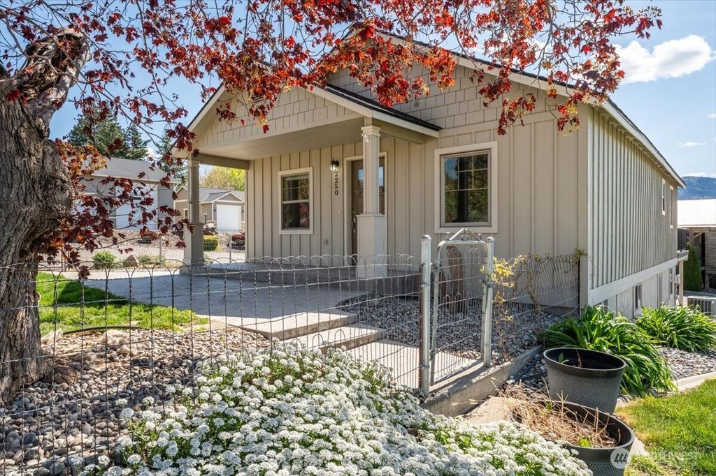 Photo of 2250 8th Street SE, East Wenatchee, WA 98802 (MLS # 2505067)