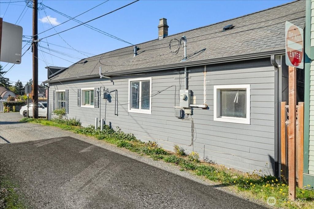 Photo of 15212 9th Avenue SW, Burien, WA 98166 (MLS # 2446833)
