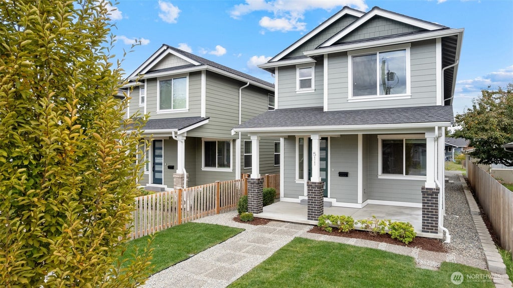 Photo of 511 15th Street SE, Puyallup, WA 98372 (MLS # 2589982)