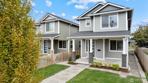 Photo of 511 15th Street SE, Puyallup, WA 98372 (MLS # 2589982)