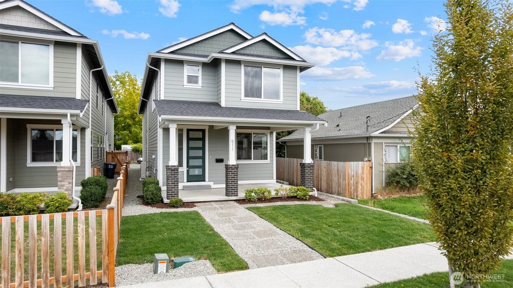 Photo of 511 15th Street SE, Puyallup, WA 98372 (MLS # 2589982)