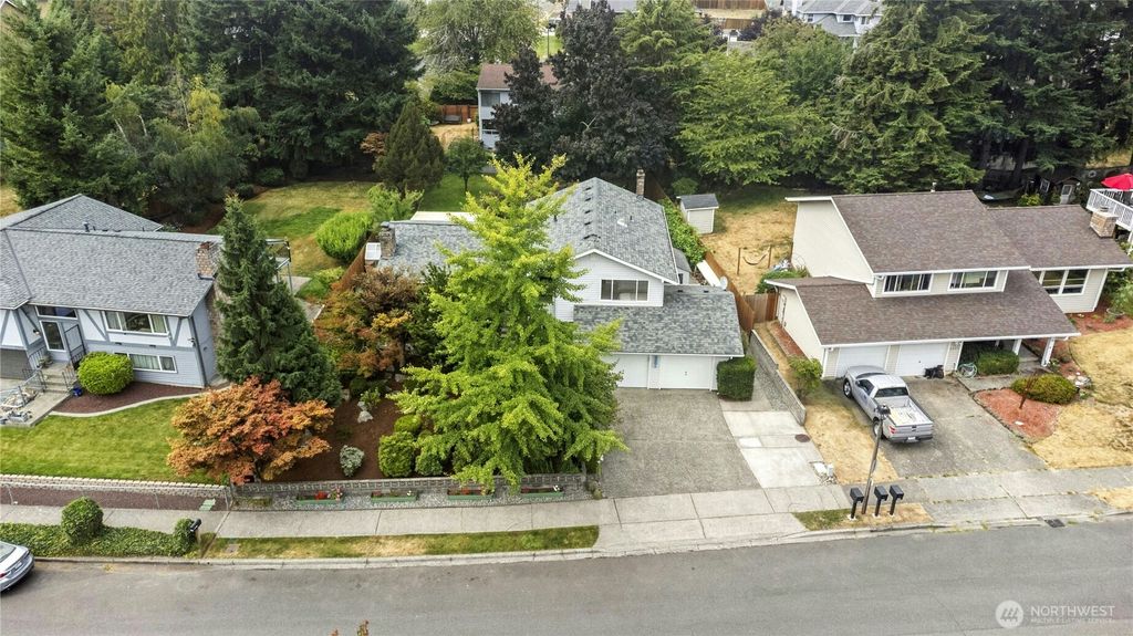 Photo of 2221 Vashon Avenue NE, Renton, WA 98059 (MLS # 2417651)