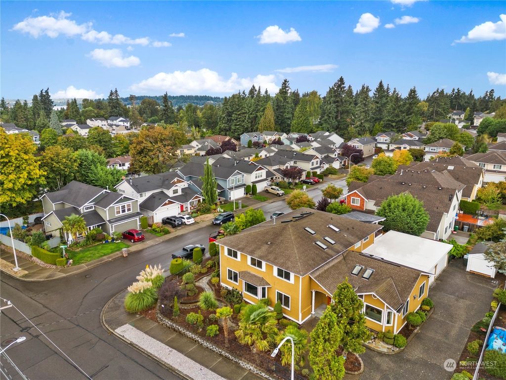 Photo of 2308 NE 24th Street, Renton, WA 98056 (MLS # 2165127)