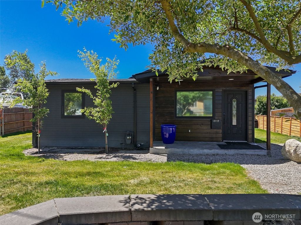 Photo of 2117 NE 6th Place, Renton, WA 98056 (MLS # 2402751)