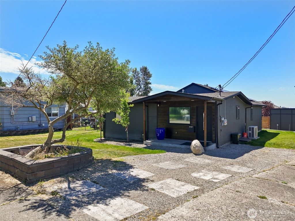 Photo of 2117 NE 6th Place, Renton, WA 98056 (MLS # 2402751)