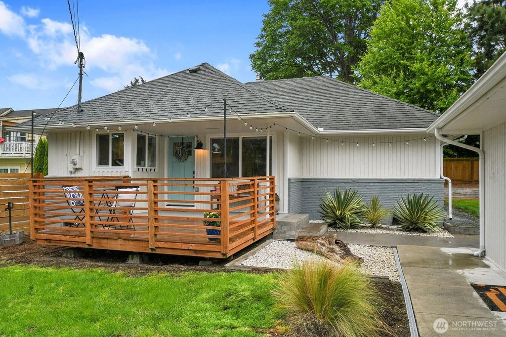 Photo of 406 Prospect Avenue, Mukilteo, WA 98275 (MLS # 2521755)