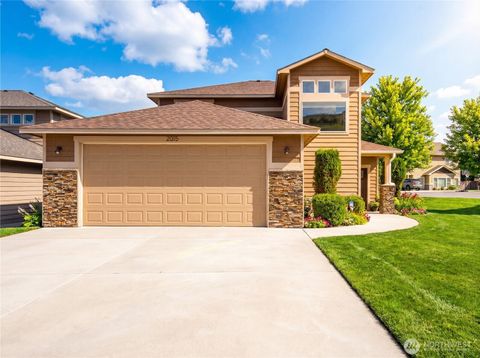 Photo of 2015 Woodridge Street, Wenatchee, WA 98801 (MLS # 2499170)