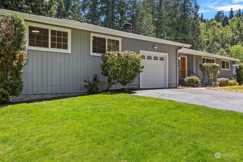 Photo of 560 Mt Logan Drive SW, Issaquah, WA 98027 (MLS # 2141200)