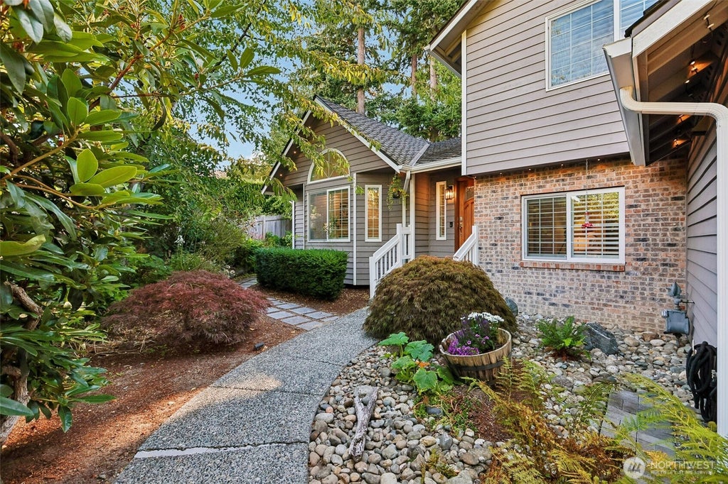 Photo of 1011 16th Court, Mukilteo, WA 98275 (MLS # 2578458)
