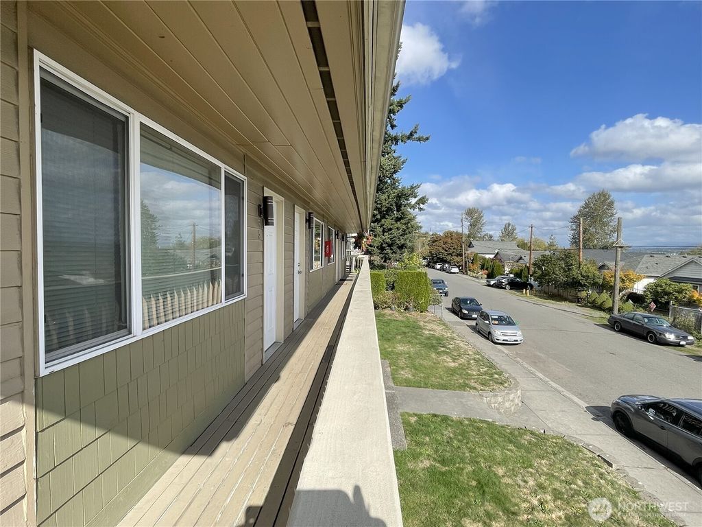 Photo of 1422 Chestnut Street, Everett, WA 98201 (MLS # 2444522)