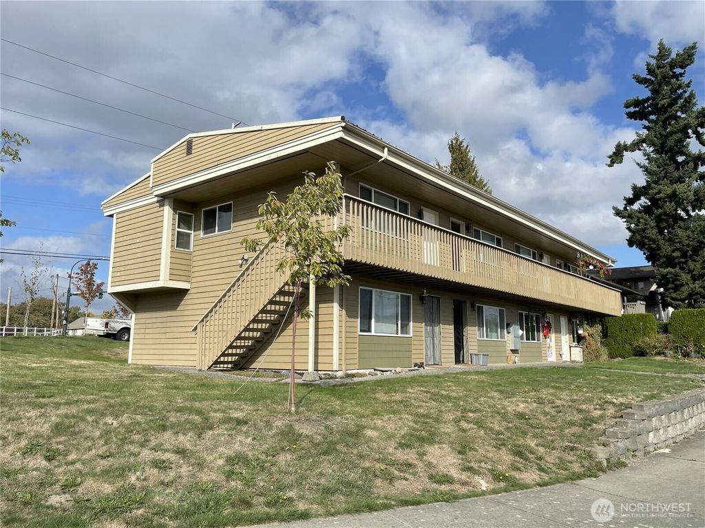 Photo of 1422 Chestnut Street, Everett, WA 98201 (MLS # 2444522)