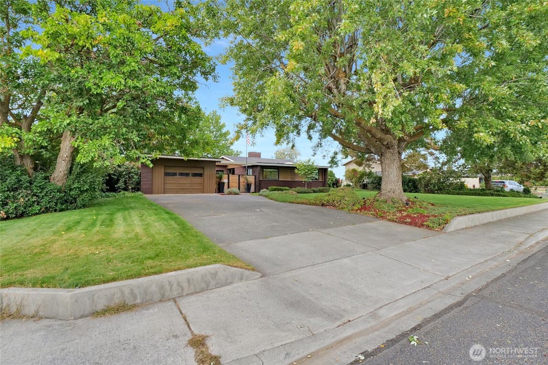 614 N Crestview Drive